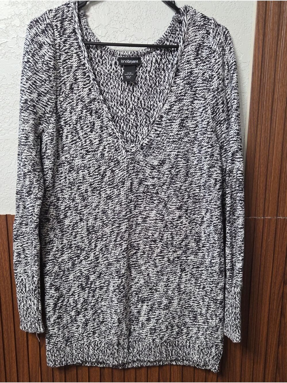 Lane Bryant Black and White Marled V‑Neck Sweater Sz 14 /16 [1923]